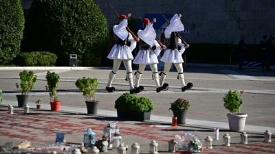 Τσολιάδες έξω από τη Βουλή