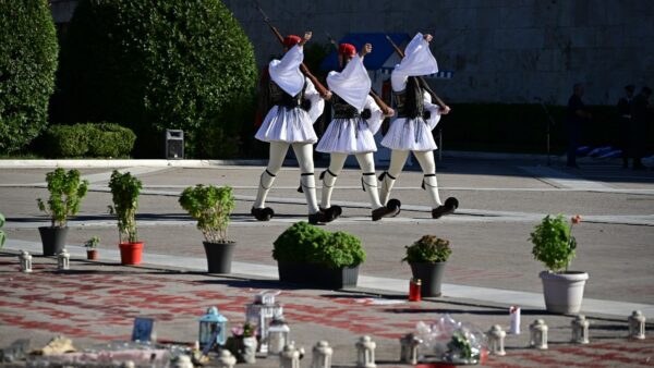 Τσολιάδες έξω από τη Βουλή