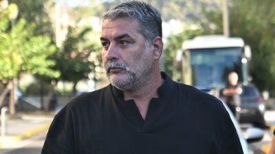 Ο Βασίλης Μπισμπίκης έξω από την Ευελπίδων