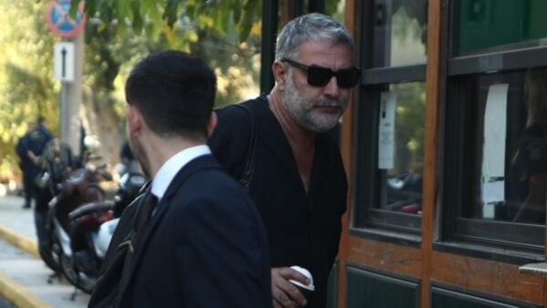 Ο Βασίλης Μπισμπίκης έξω από το δικαστήριο