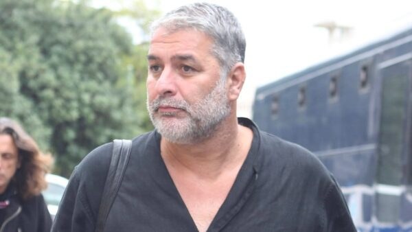 Ο Βασίλης Μπισμπίκης έξω από την Ευελπίδων