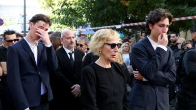 Οι εγγονοί του Διονύση Σαββόπουλου στην κηδεία του
