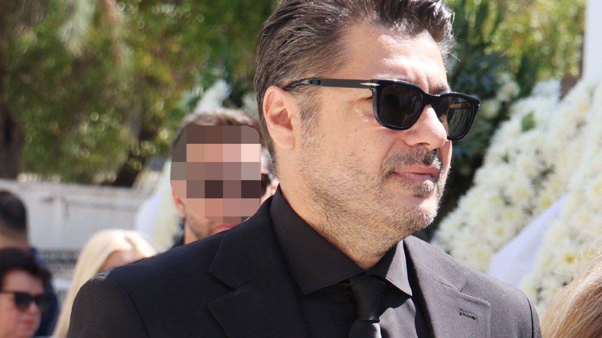 Ο Λάμπρος Κωνσταντάρας στην κηδεία του πατέρα του