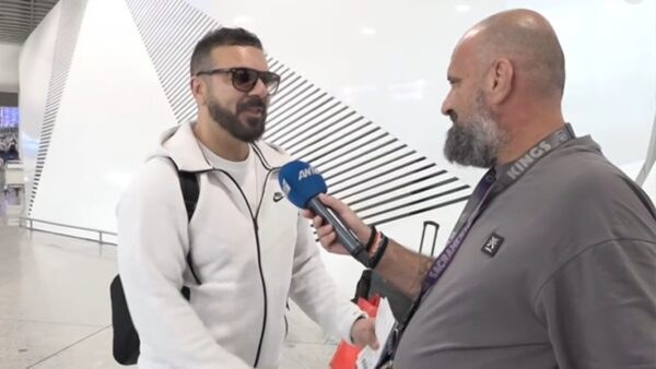 Ο Τριαντάφυλλος στο αεροδρόμιο και ο Γρηγόρης Μπάκας