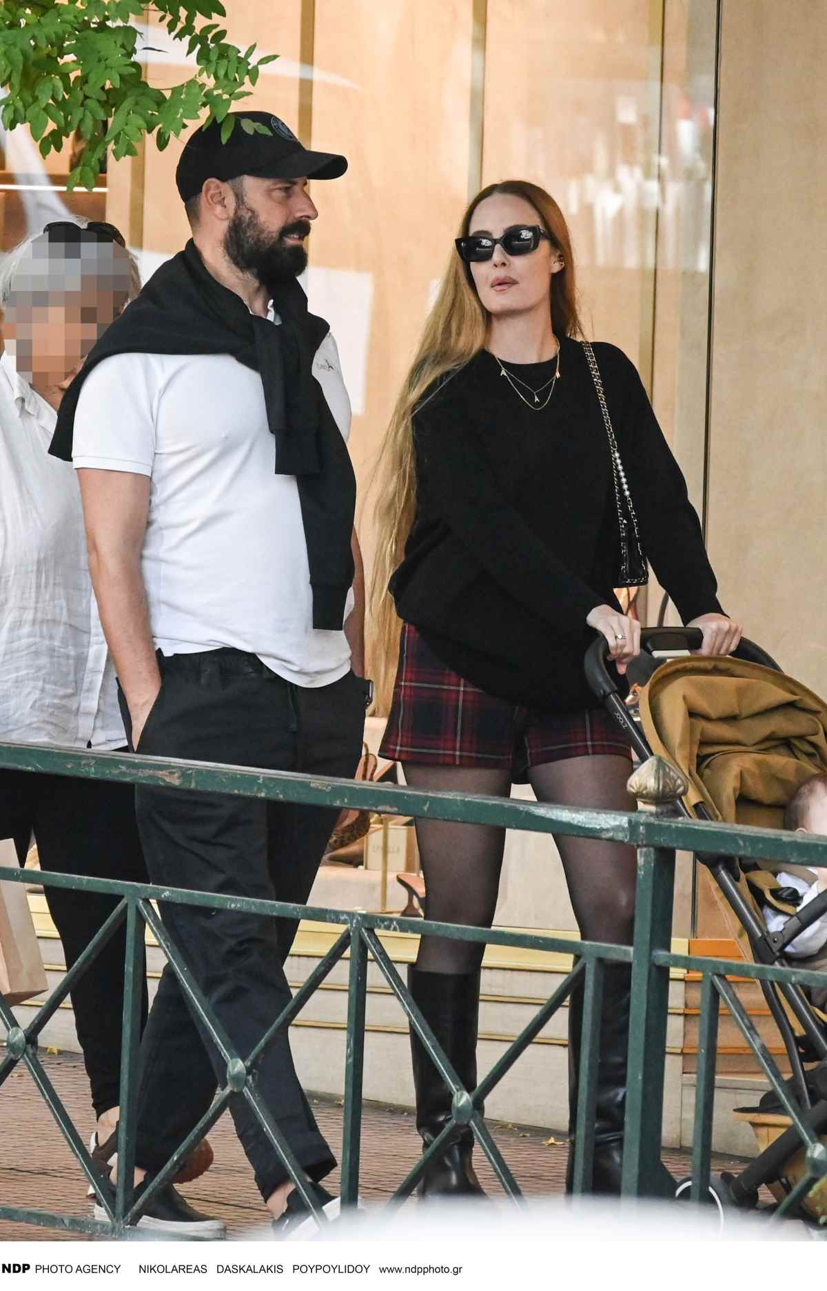 Η Αντωνία Καλλιμούκου με τον Νίκο Παραδείση και τον γιο τους