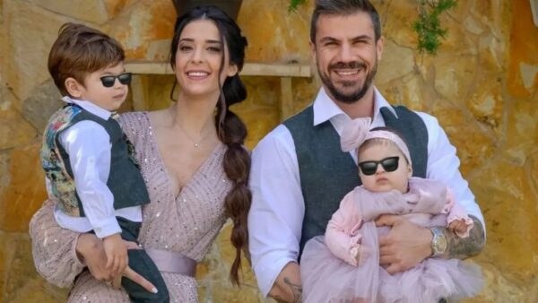 Άκης Πετρετζίκης οικογένεια
