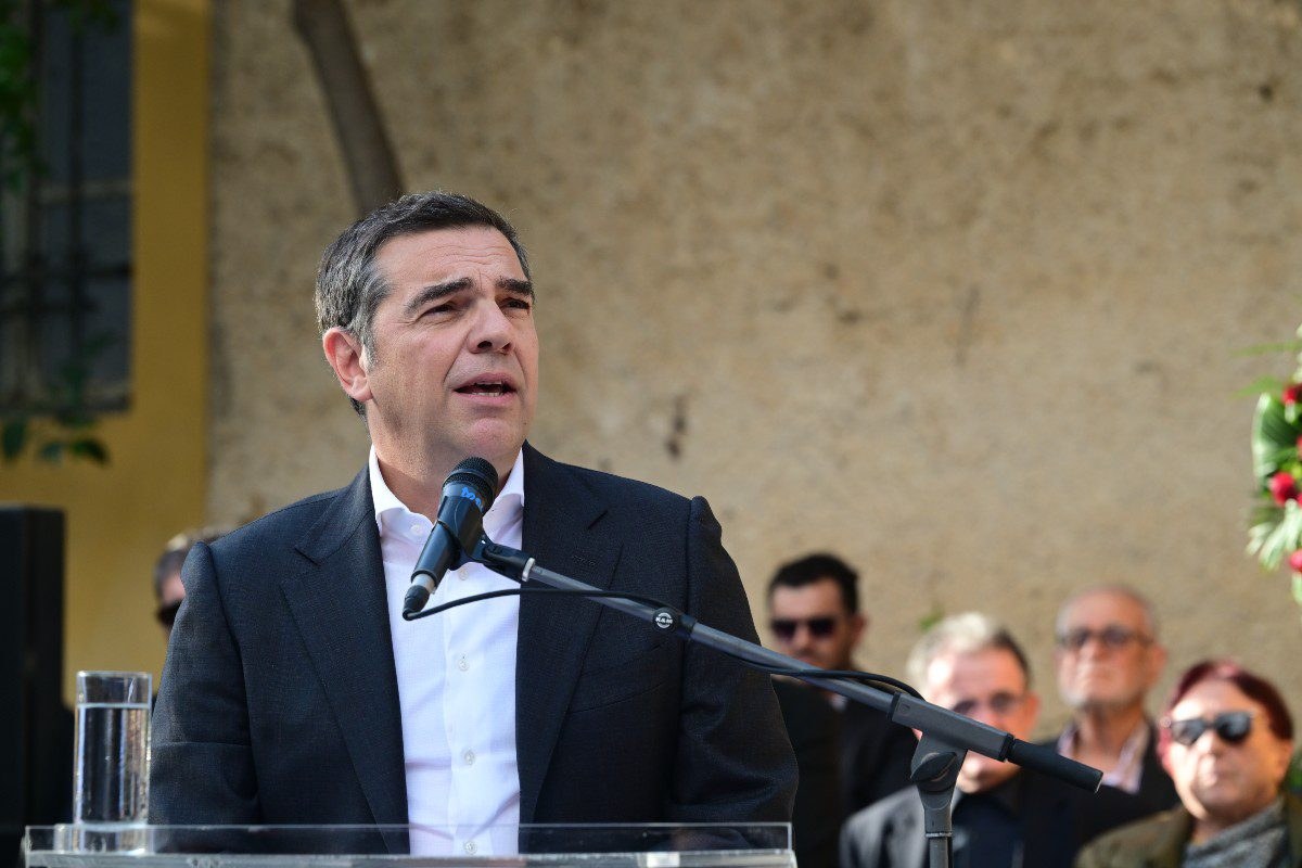 Ο Αλέξης Τσίπρας στην κηδεία του Αλέκου Φλαμπουράρη
