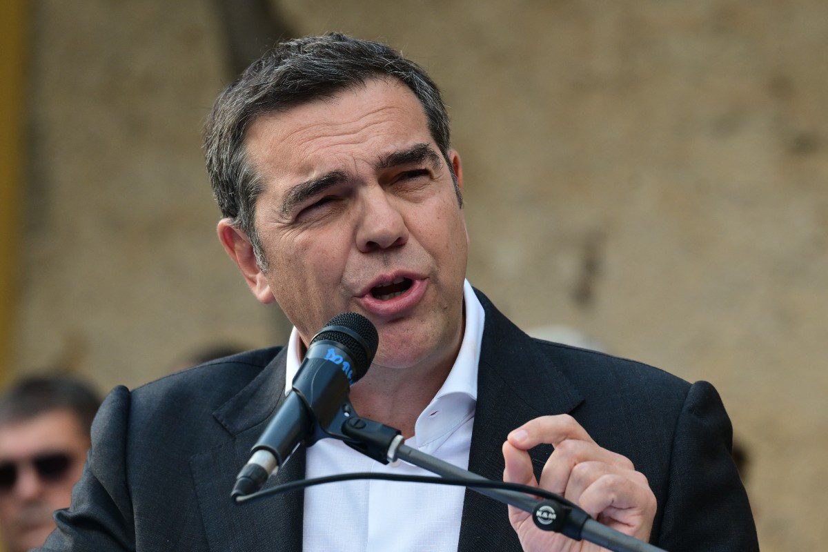 Ο Αλέξης Τσίπρας στην κηδεία του Αλέκου Φλαμπουράρη
