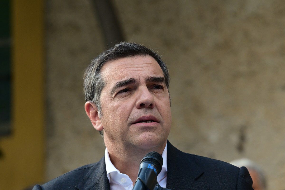Ο Αλέξης Τσίπρας στην κηδεία του Αλέκου Φλαμπουράρη
