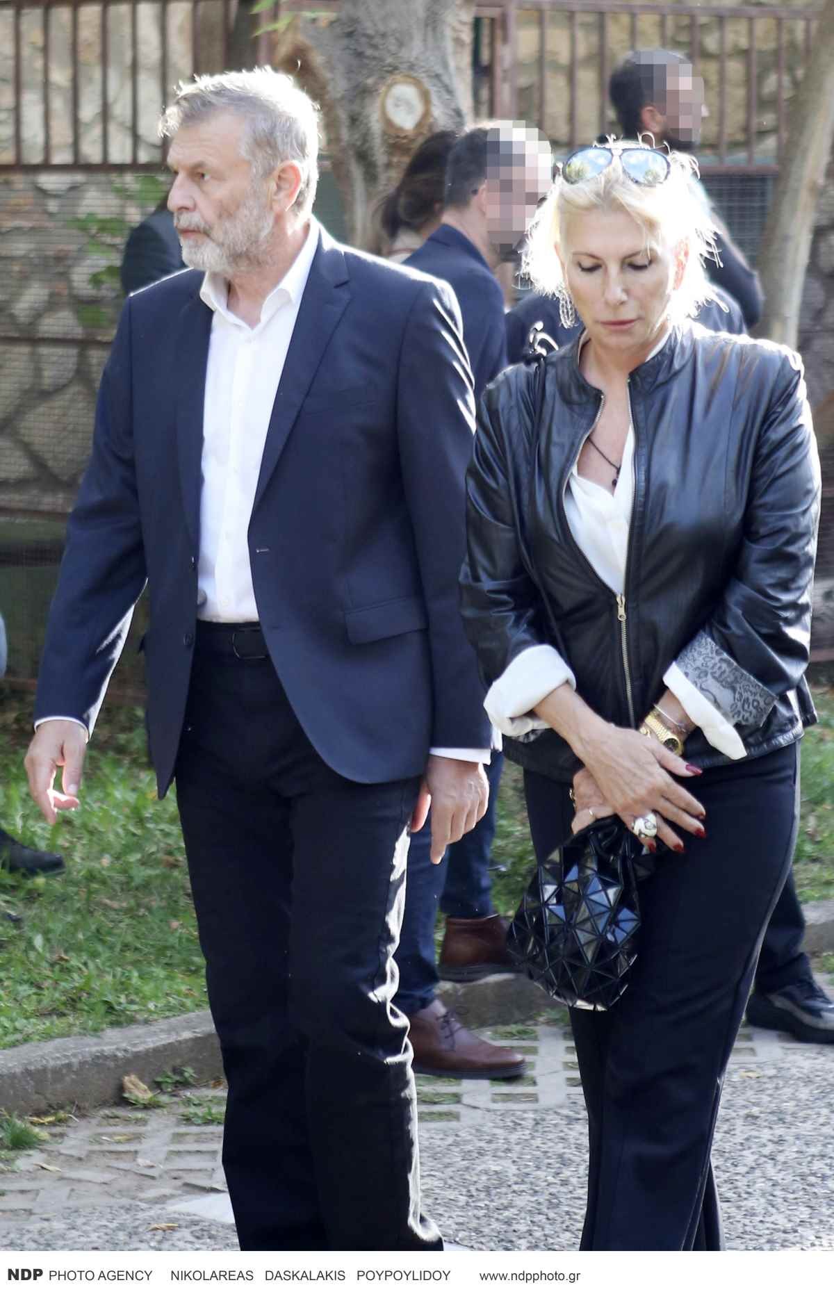Ο Απόστολος Γκλέτσος και η σύντροφός του στην κηδεία του Φλαμπουράκη