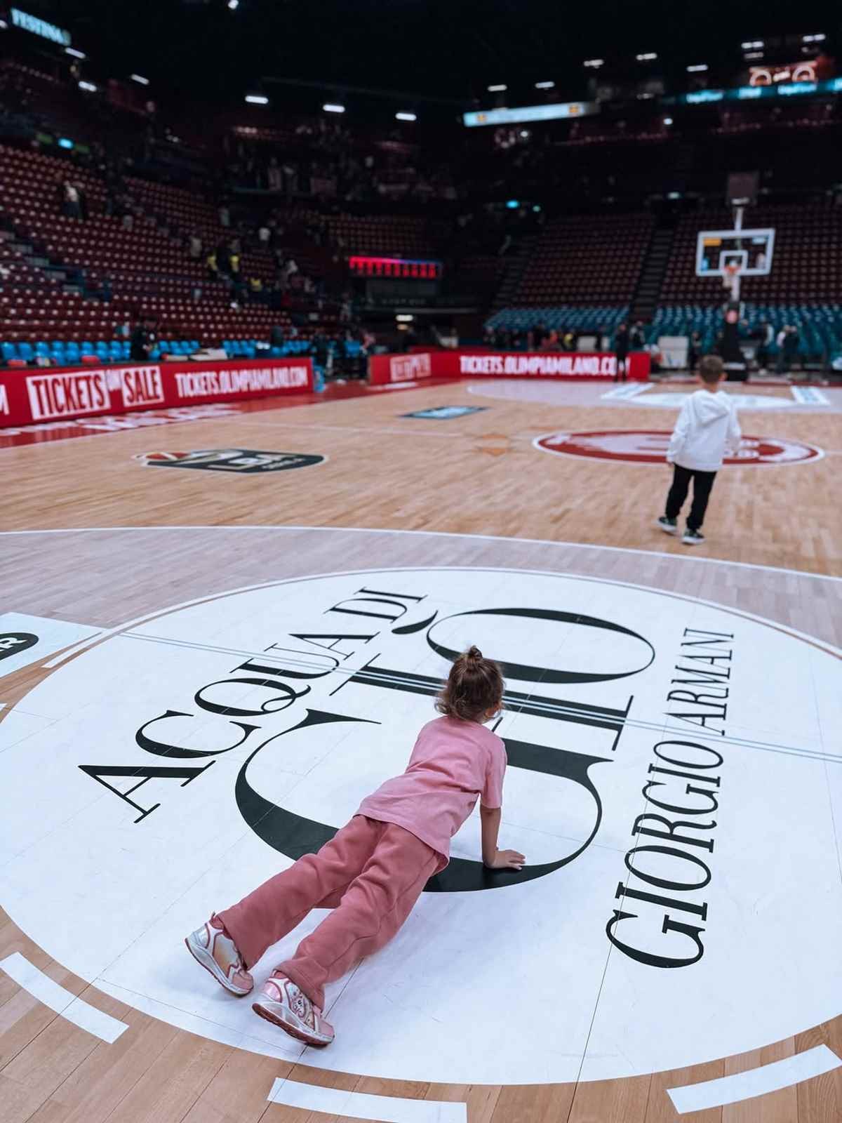 Η Αθηνά Οικονομάκου απαθανατίζει τα παιδιά της στο γήπεδο