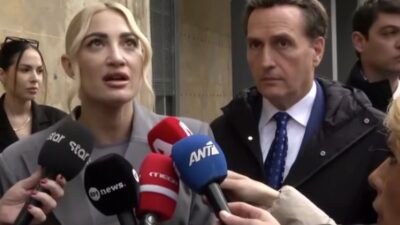 Η Ιωάννα Τούνη έξω από τα δικαστήρια