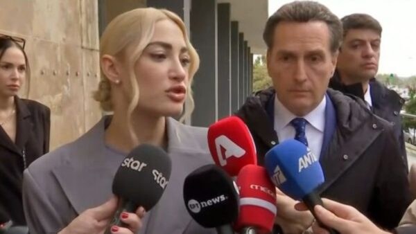 Η Ιωάννα Τούνη έξω από τα δικαστήρια