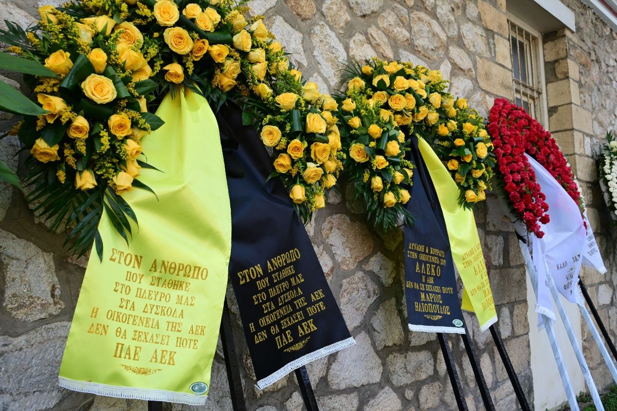 Τα στεφάνια στην κηδεία του Αλέκου Φλαμπουράρη