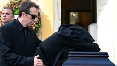 Η σύζυγος του Αλέκου Φλαμπουράρη πάνω από το φέρετρό του
