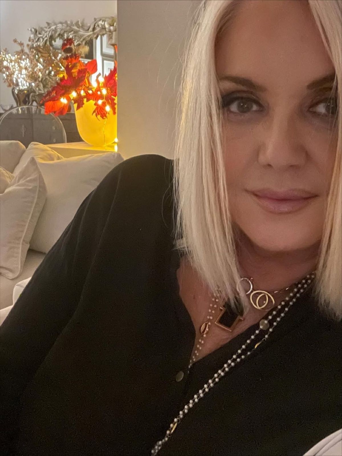 Η Ρούλα Κορομηλά στο στολισμένο σπίτι της