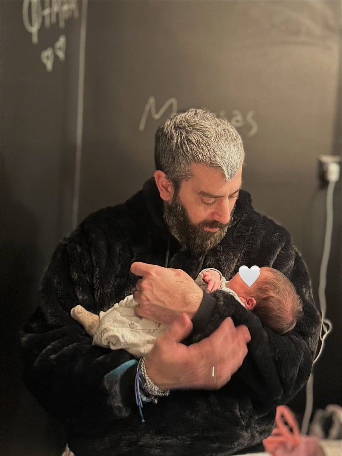 Ο Μιχάλης Ρουμπής αγκαλιά με τον γιο του