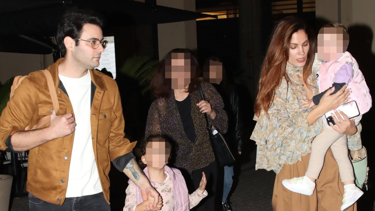 Ο Ίαν Στρατής και η Μαίρη Συνατσάκη με την κόρη τους σε βραδινή έξοδο
