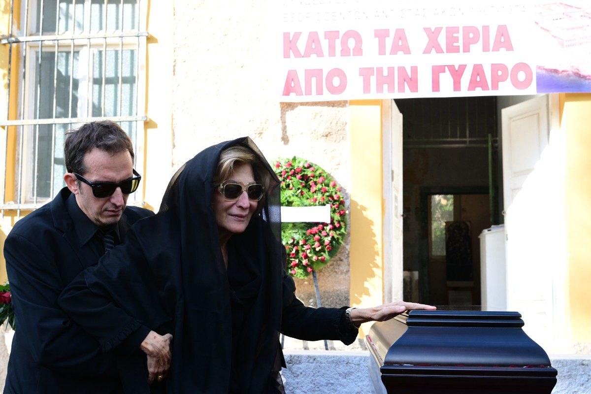 Η σύζυγος του Αλέκου Φλαμπουράρη πάνω από το φέρετρό του