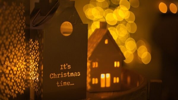 Ένα σπιτάκι που γράφει «It's Christmas Time»