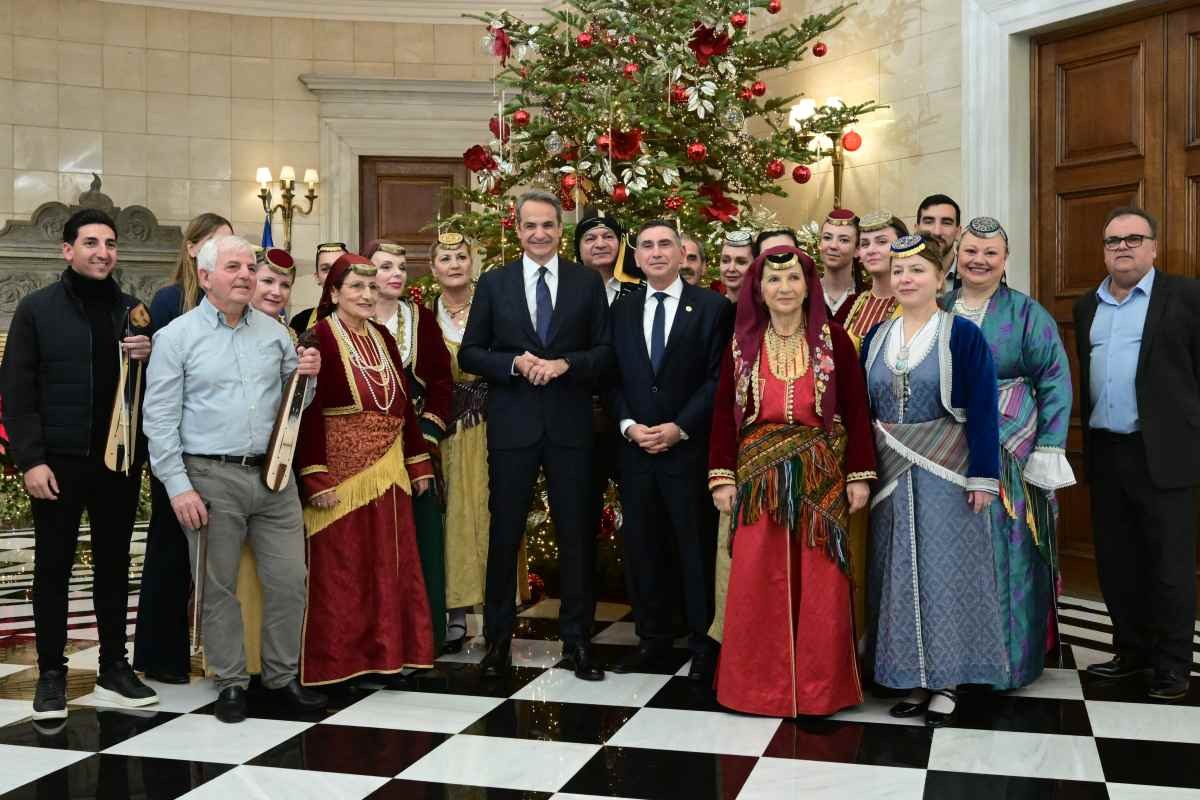 Ο Κυριακός Μητσοτάκης άκουσε τα κάλαντα της Πρωτοχρονιάς στο Μέγαρο Μαξίμου