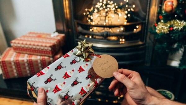 Secret Santa: 5+1 ιδέες για δώρα που θα σου «λύσουν» τα χέρια