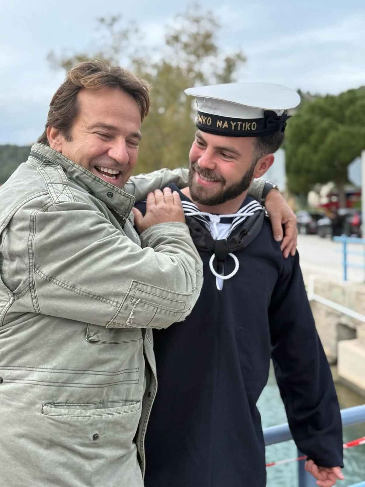 Άγγελος Λάτσιος: Ορκίστηκε στο Ναυτικό - Ποζάρει αγκαλιά με τη Μενεγάκη, τον πατέρα του και τον Ματέο