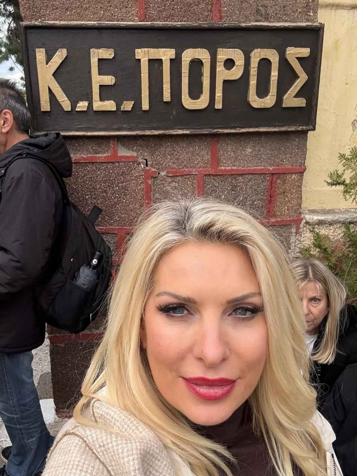 Άγγελος Λάτσιος: Ορκίστηκε στο Ναυτικό - Ποζάρει αγκαλιά με τη Μενεγάκη, τον πατέρα του και τον Ματέο