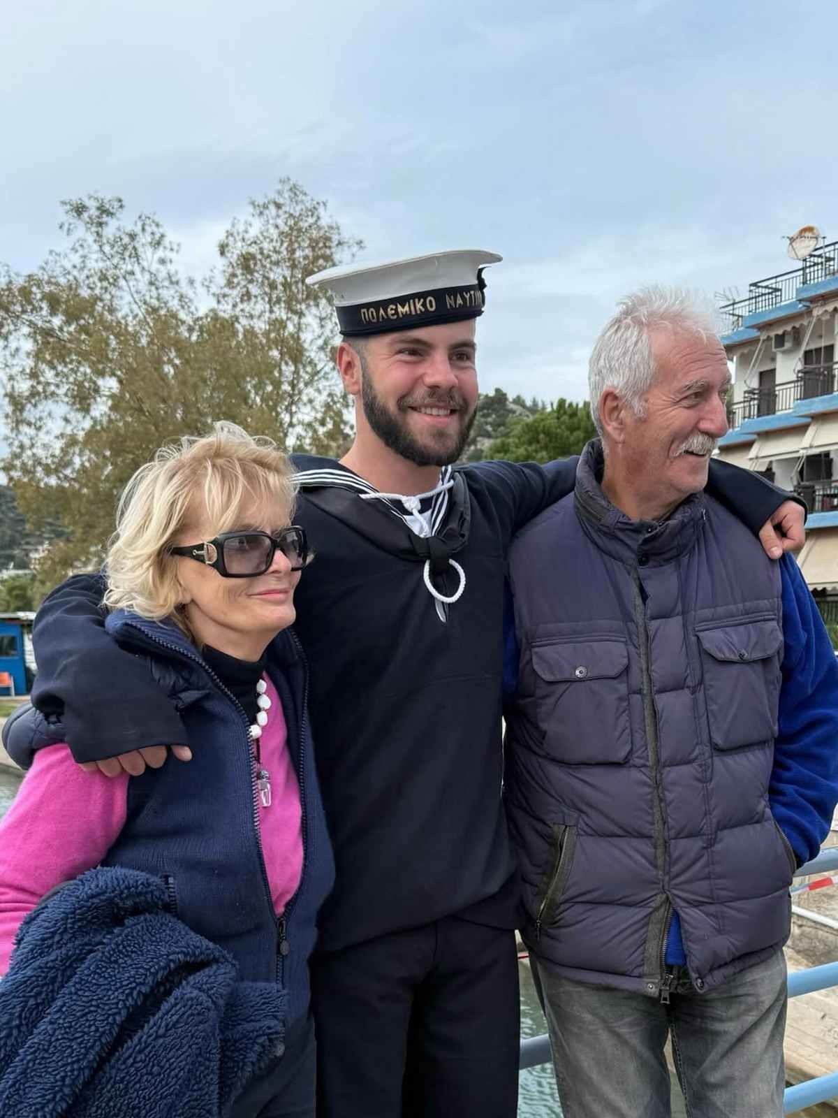 Άγγελος Λάτσιος: Ορκίστηκε στο Ναυτικό - Ποζάρει αγκαλιά με τη Μενεγάκη, τον πατέρα του και τον Ματέο