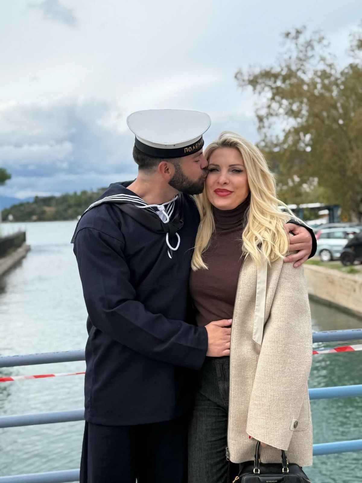 Άγγελος Λάτσιος: Ορκίστηκε στο Ναυτικό - Ποζάρει αγκαλιά με τη Μενεγάκη, τον πατέρα του και τον Ματέο