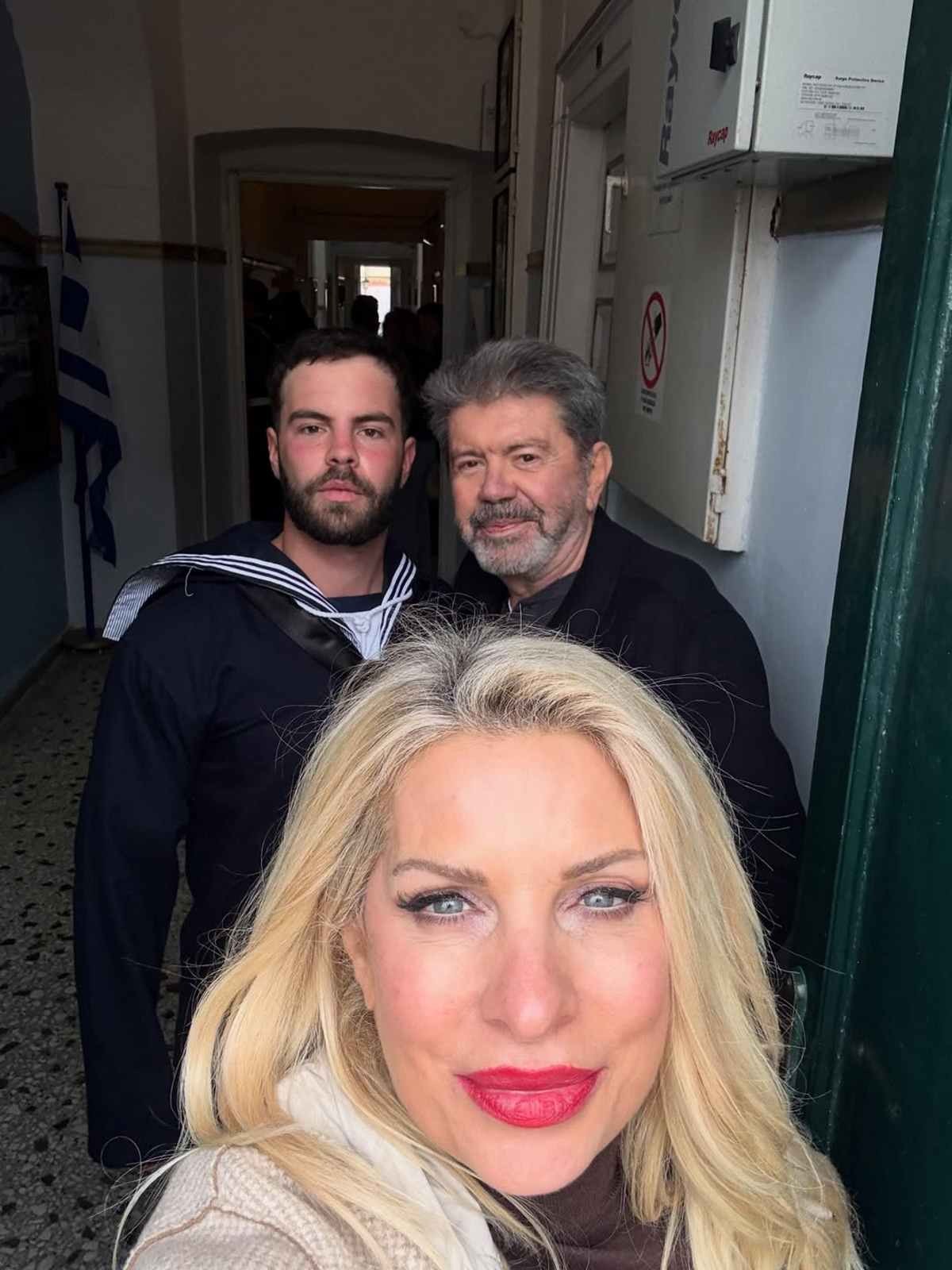 Άγγελος Λάτσιος: Ορκίστηκε στο Ναυτικό - Ποζάρει αγκαλιά με τη Μενεγάκη, τον πατέρα του και τον Ματέο