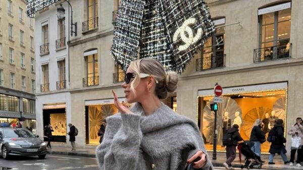 μια κοπέλα ποζάρει έξω από την chanel