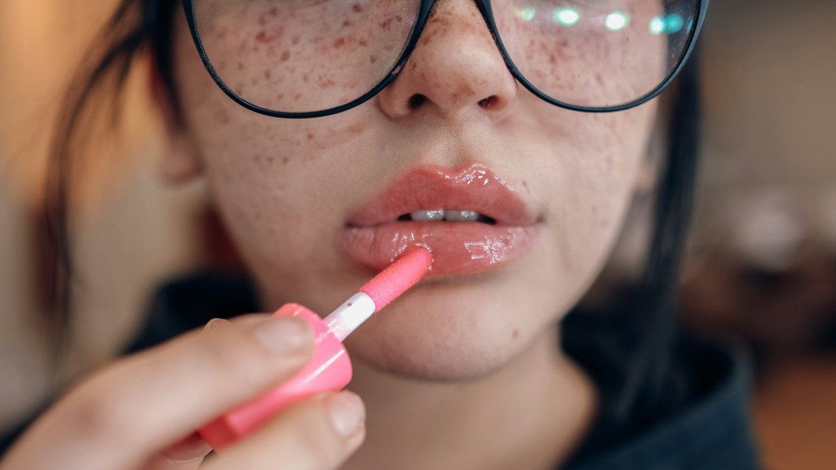Τέλος τα glossy lips: Αυτή είναι η νέα τάση στα χείλη που θα βλέπεις παντού το 2026