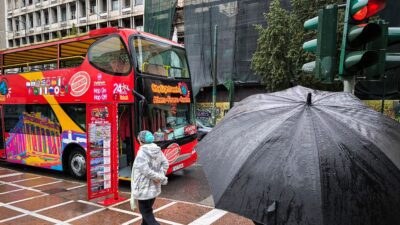 άνθρωποι περπατάνε με σκουφιά και μπουφάν στο κέντρο της Αθήνας