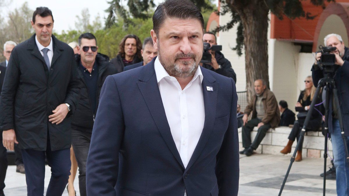 Ο Νίκος Χαρδαλιάς στη κηδεία του πατέρα του