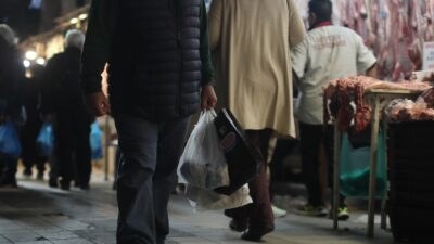 ένας άνθρωπος ψωνίζει