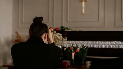 μια θλιμμένη κοπέλα