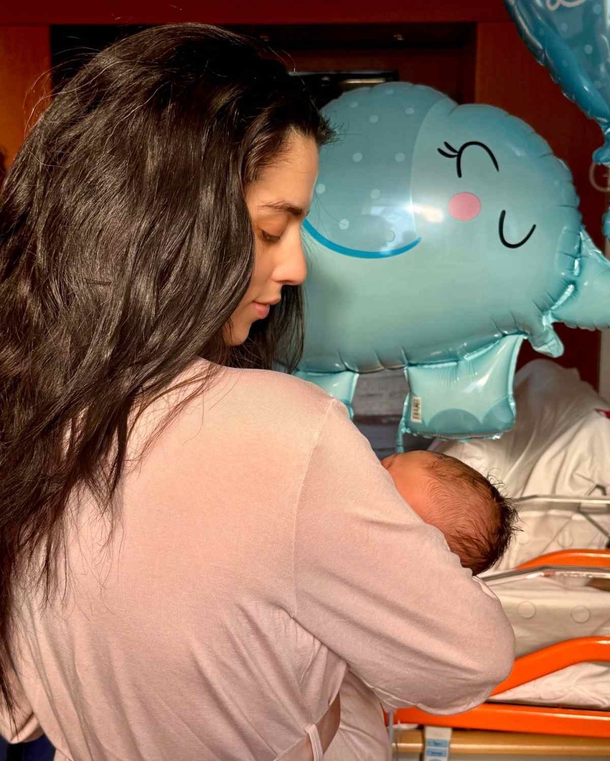 Η Βαλασία Συμιακού αγκαλιά με τον γιο της