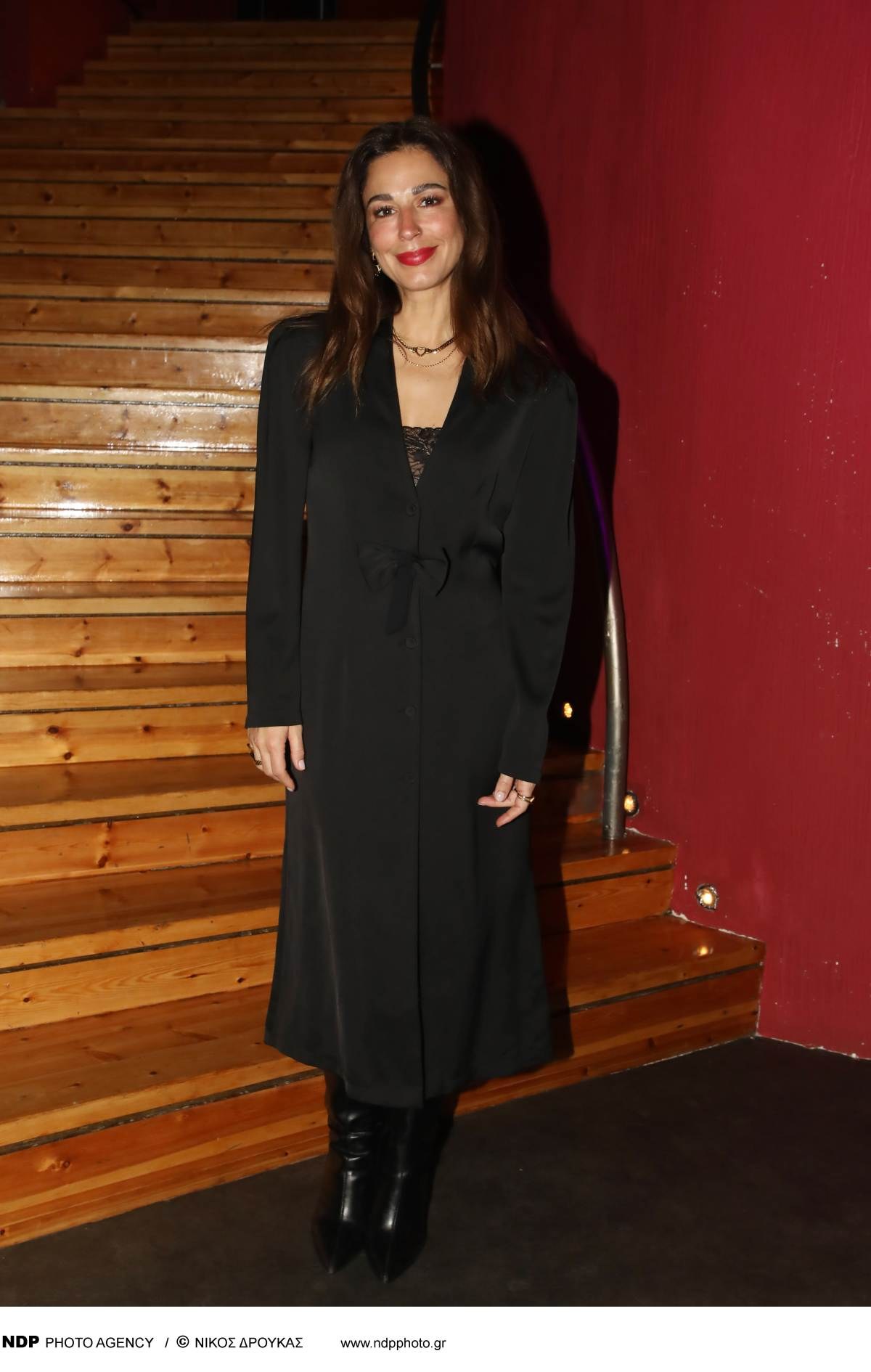 Total black look από την Κατερίνα Παπουτσάκη