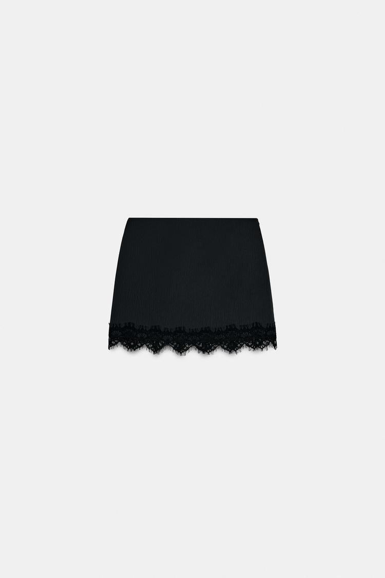 H Σταματίνα Τσιμτσιλή με total look Zara και η lace φούστα που έγινε viral