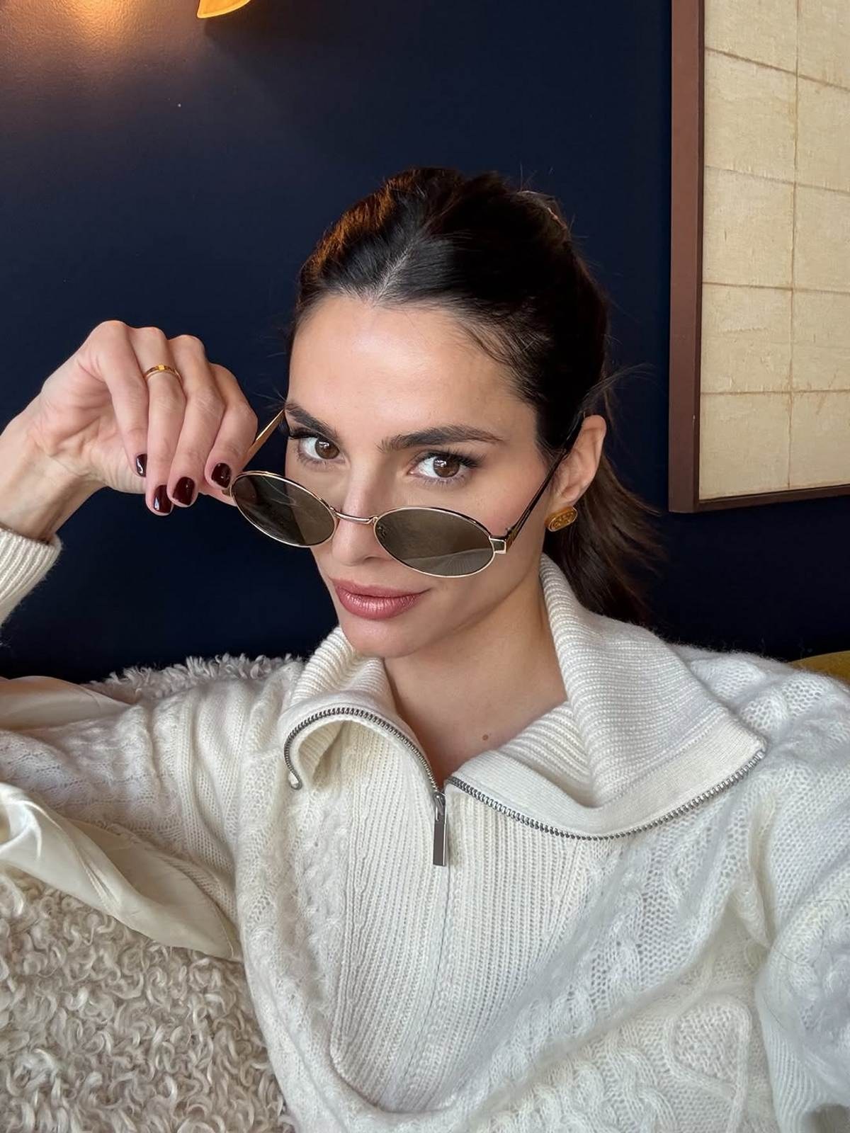 Το look της Ηλιάνας Παπαγεωργίου με πουλόβερ και γυαλιά