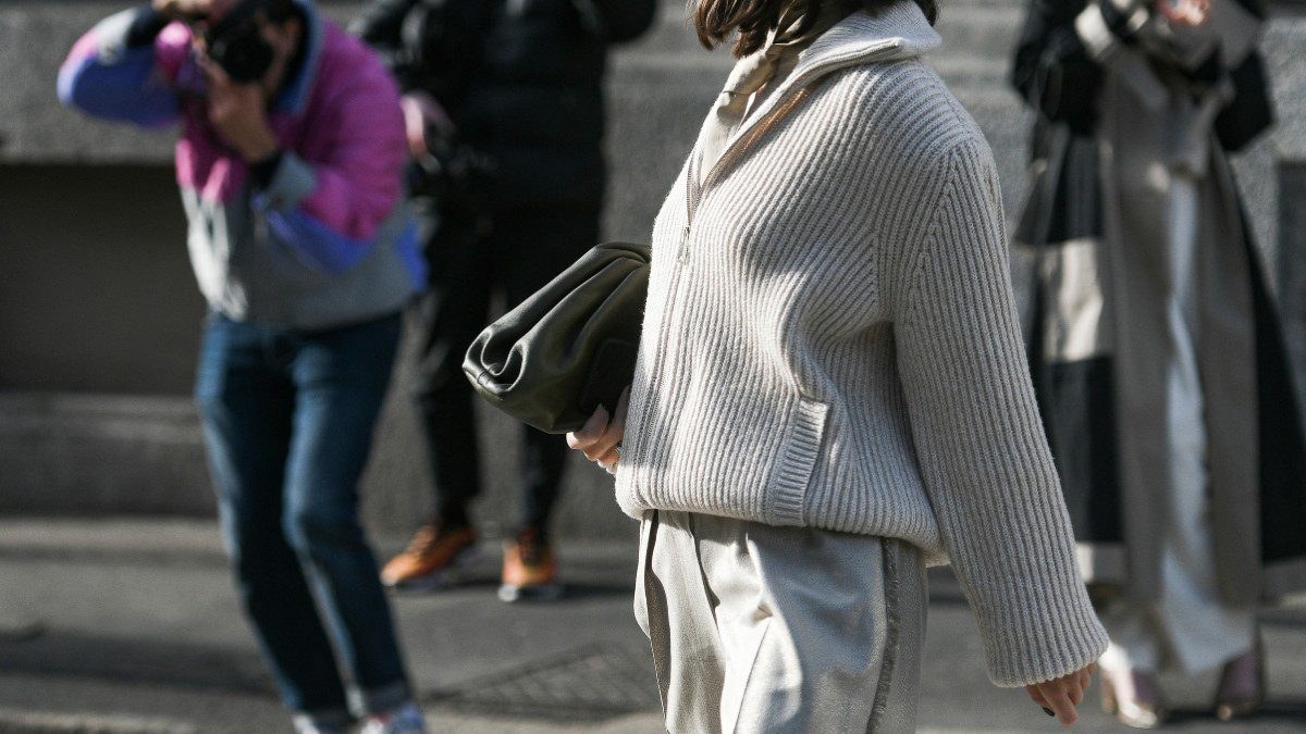 γκρι πουλόβερ στο street style