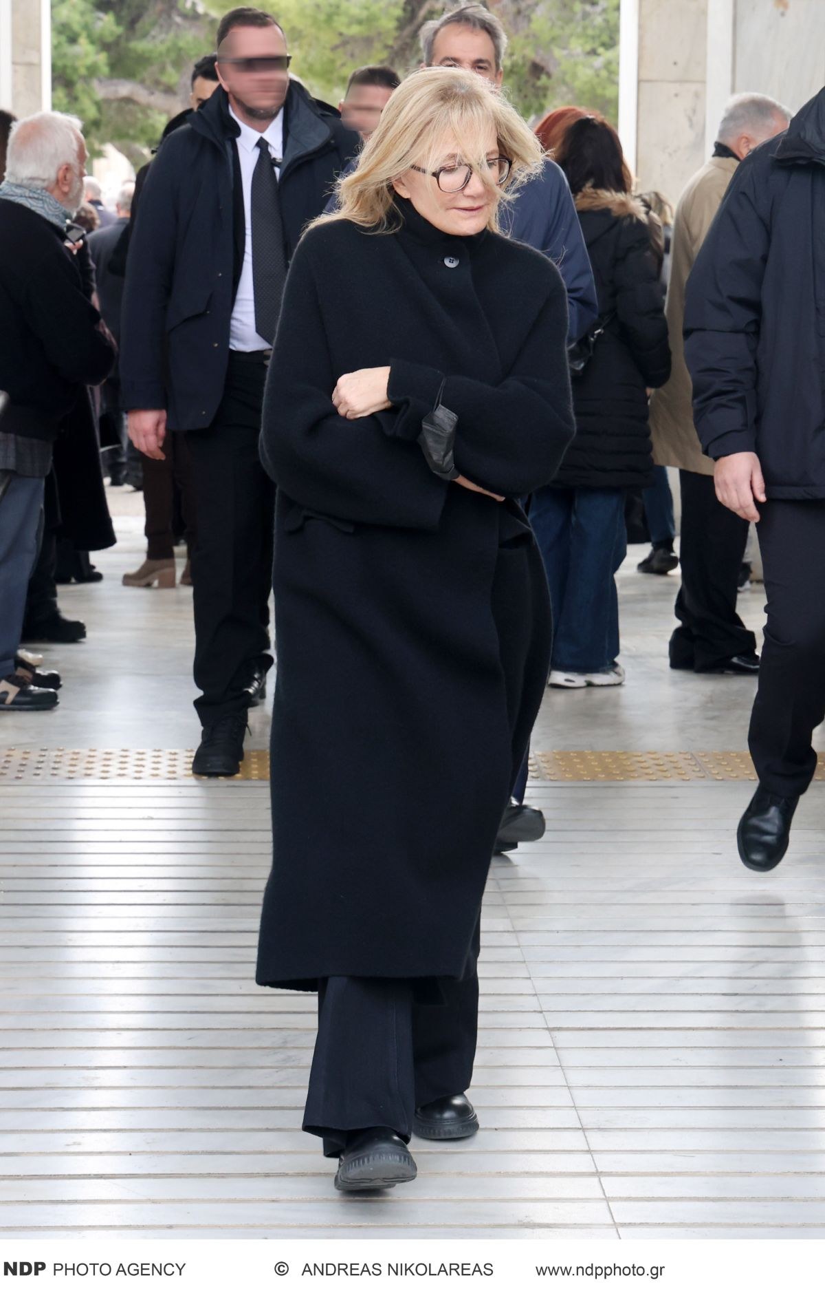 Ο Κυριάκος Μητσοτάκης και η Μαρέβα Μητσοτάκη στην κηδεία του Νίκου Στασινόπουλου