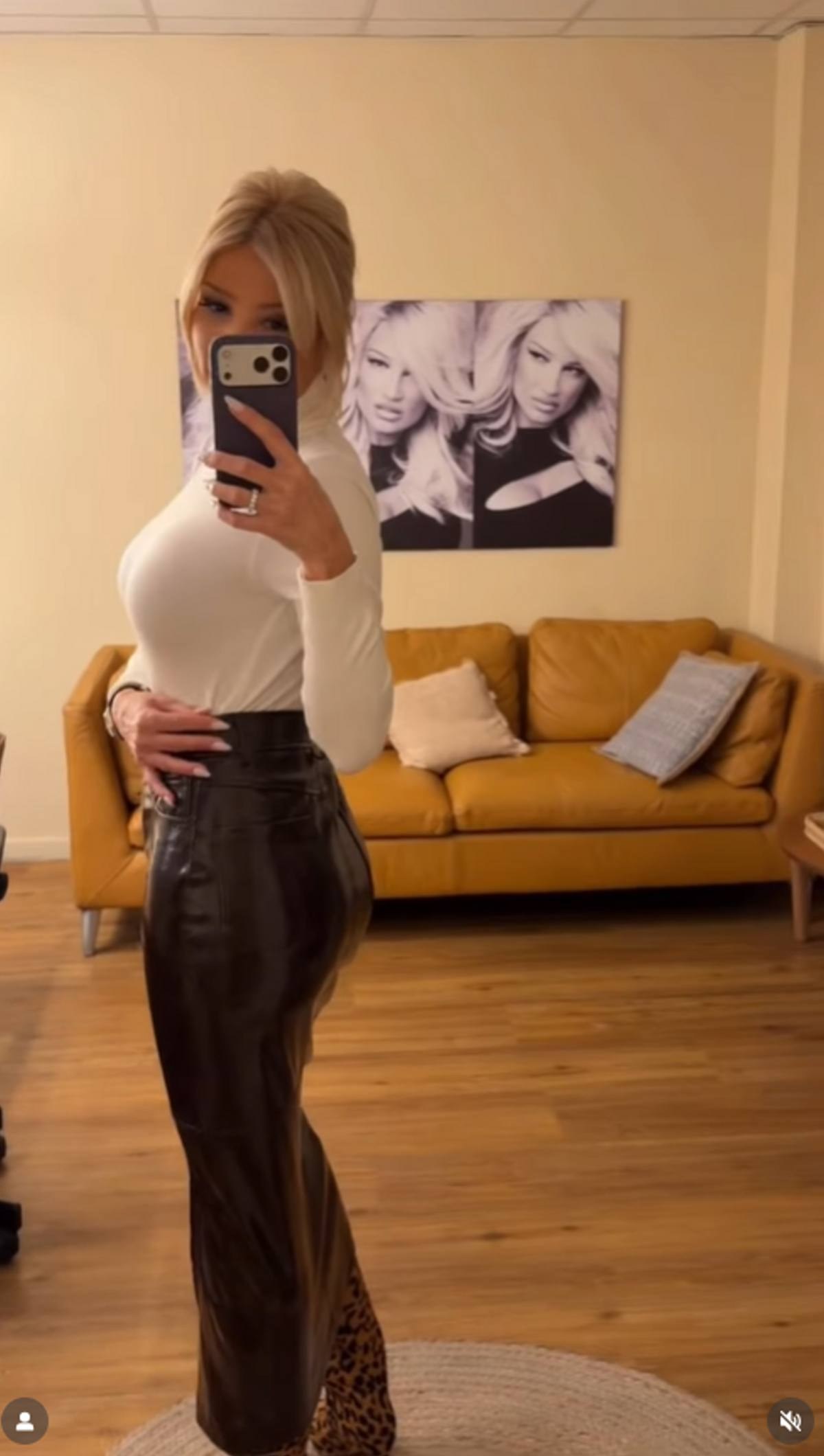 Η Φαίη Σκορδά βγάζει selfie