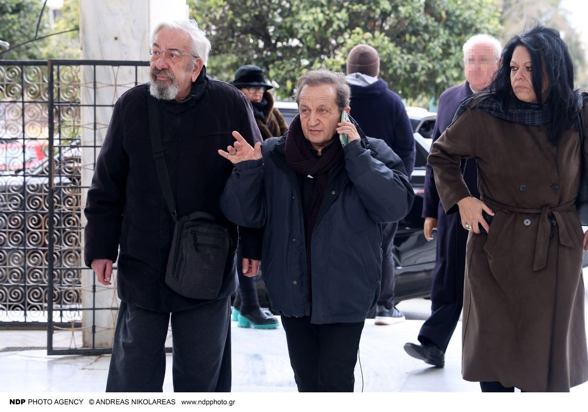 Ο Σπύρος Μπιμπίλας στη κηδεία της Μέλπως Ζαρόκωστα