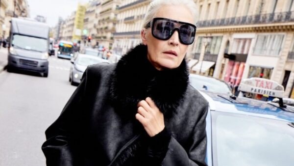 zara μαύρο παλτό φοράει γυναίκα