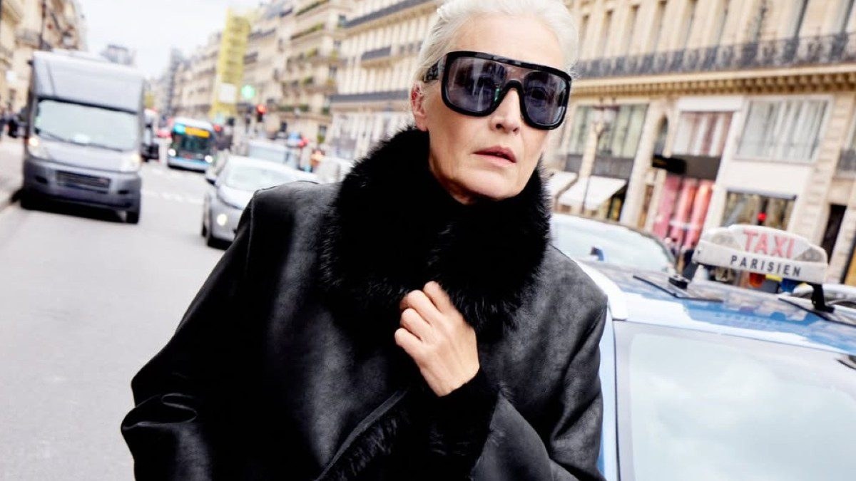 zara μαύρο παλτό φοράει γυναίκα