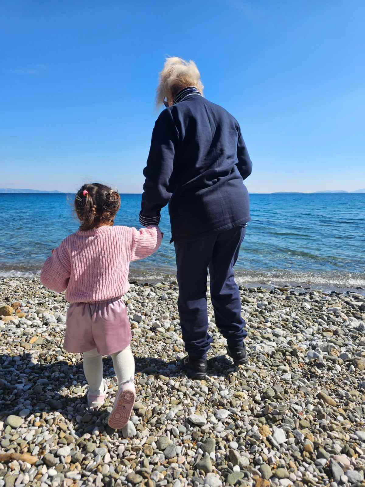 Η μαμά της Χριστίνας Βραχάλη με την εγγονή της