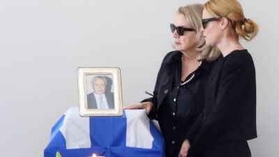 Η Λένα Παπαληγούρα μπροστά στο φέρετρο του πατέρα της, Αναστάση Παπαληγούρα