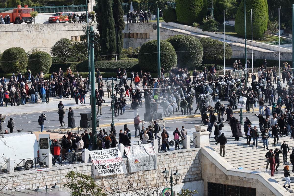 Επεισόδια στο συλλαλητήριο για τα Τέμπη